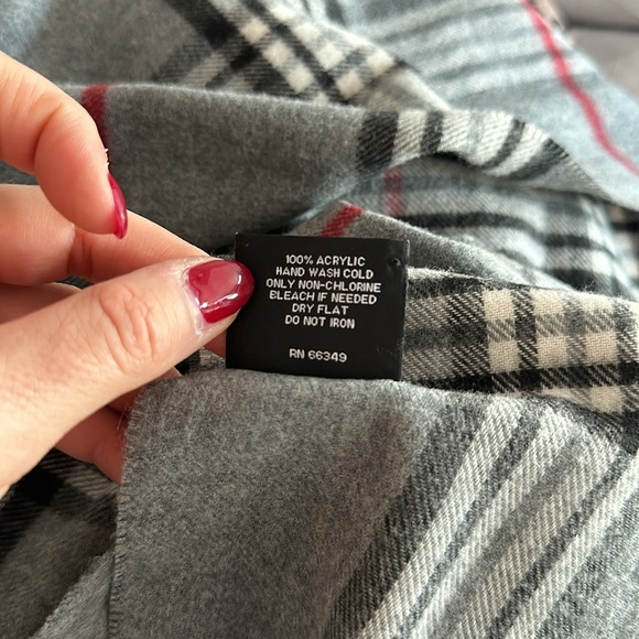 Lord & Taylor scarf - Picture 5 of 5